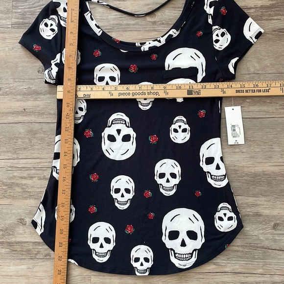 Skull & Roses Fitted tee NWT - Picture 2 of 5